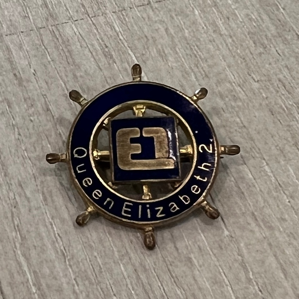 Queen Elizabeth II QE2 Pin Brooch Enamel